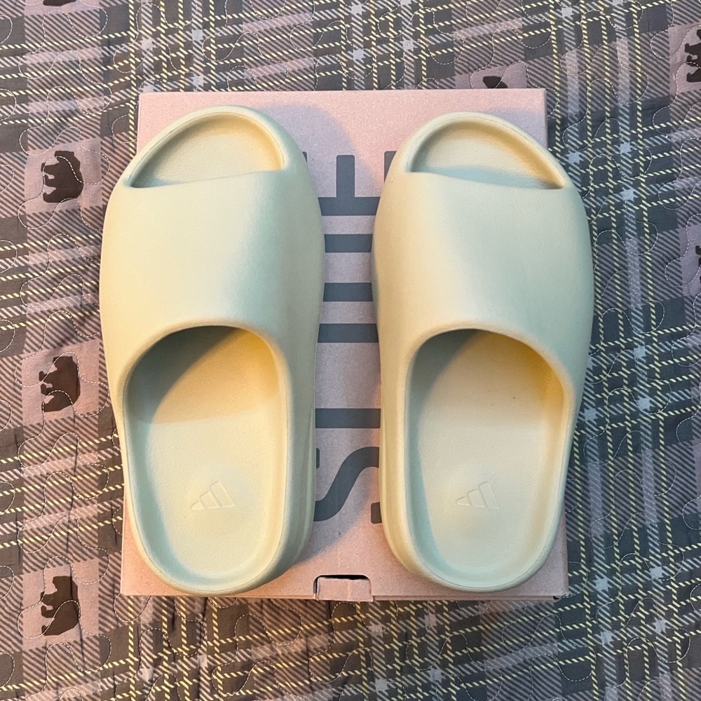 Yeezy slides ‘Resin’ 2022